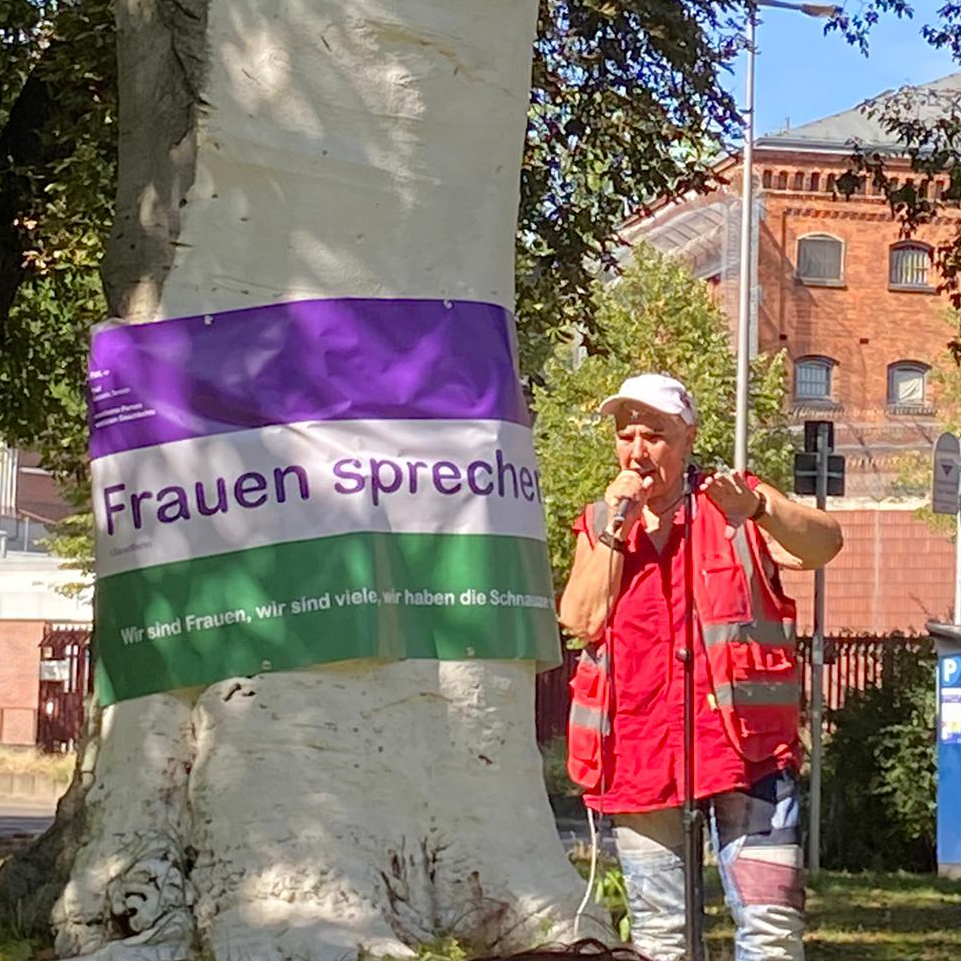LSquad spricht bei einer Veranstaltung von "Frauen sprechen!" in Berlin
