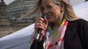 Frauenheldinnen-Vorständin Eva Engelken spricht bei der Protestaktion gegen die Verabschiedung des Selbstbestimmungsgesetzes am 12.4.2024 vor dem Bundestag | Foto: Cristina Perincioli