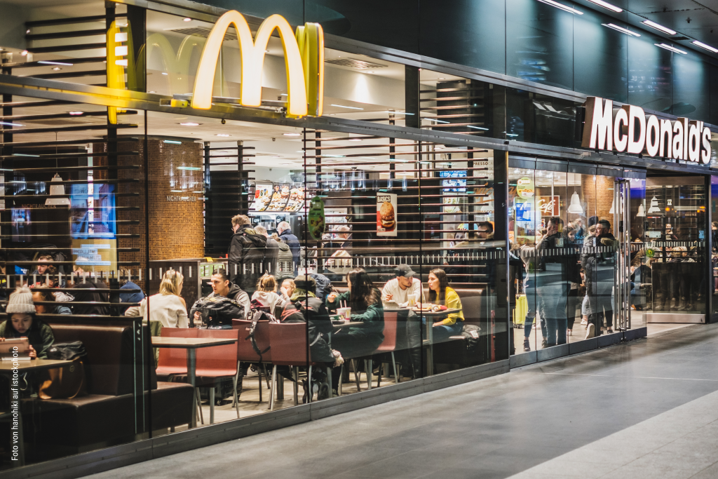 Mc Donalds im Berliner Hauptbahnhof, Foto von hanohiki auf istockphoto