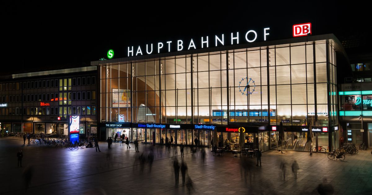 K&ouml;lner Hauptbahnhof bei Nacht
