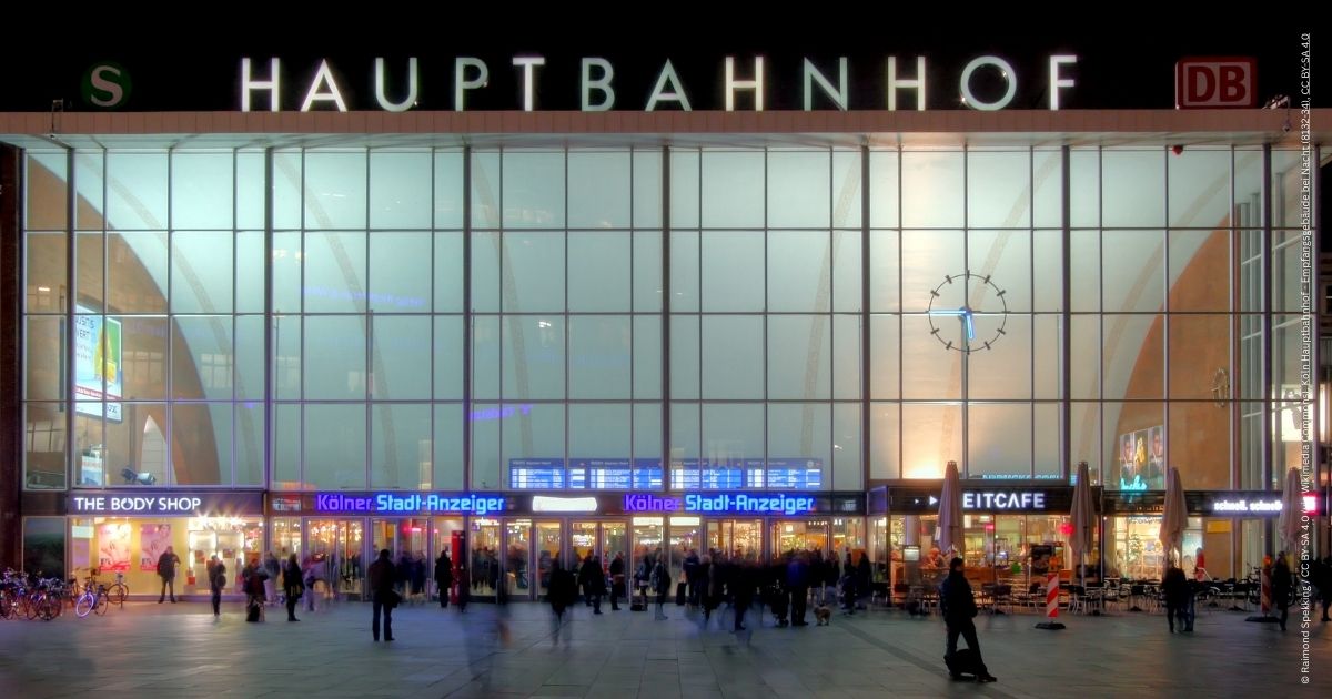 Bild: © Raimond Spekking / CC BY-SA 4.0 (via Wikimedia Commons), Köln Hauptbahnhof - Empfangsgebäude bei Nacht (8132-34), CC BY-SA 4.0