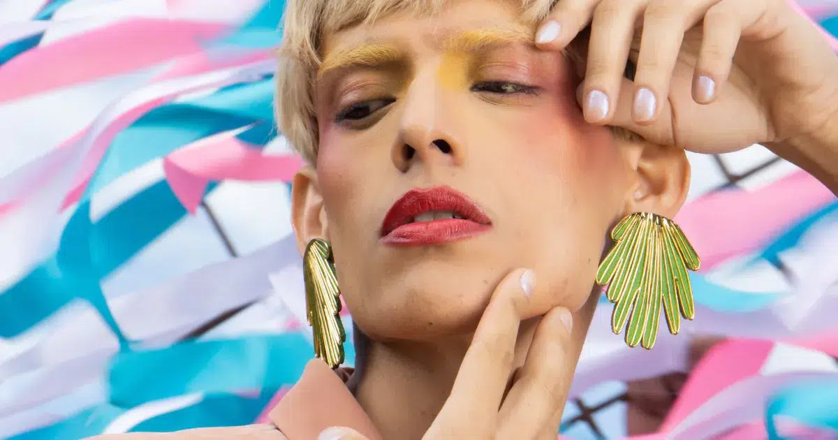 Geschminkter Mann vor Transflagge