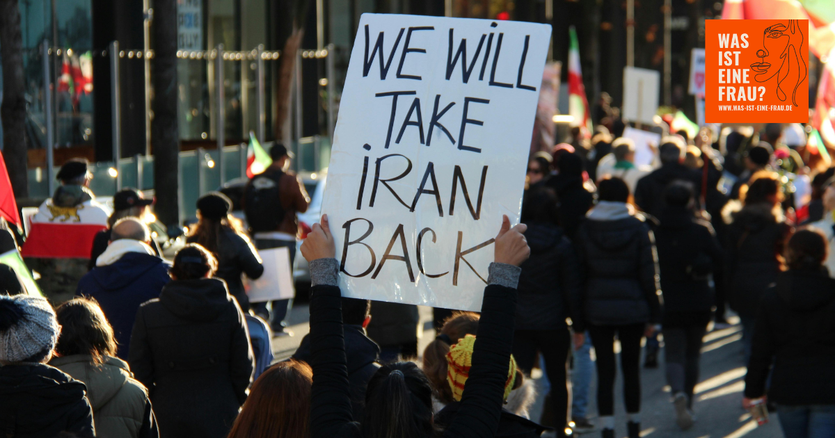 Bild einer Demonstration mit "We will take Iran back"