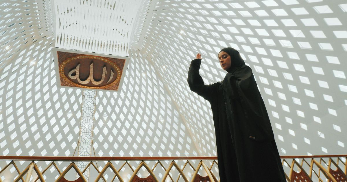 Verschleierte Frau betet in einer Moschee