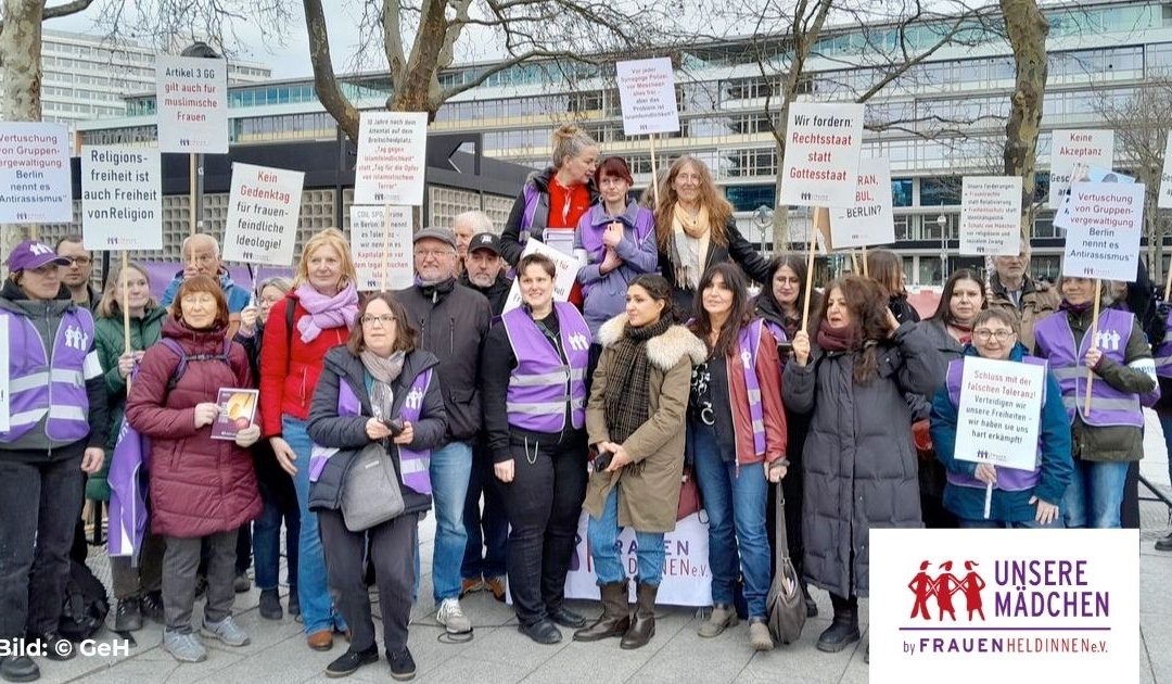 Kundgebung „Freiheit für unsere Mädchen“ am Breitscheidplatz in Berlin