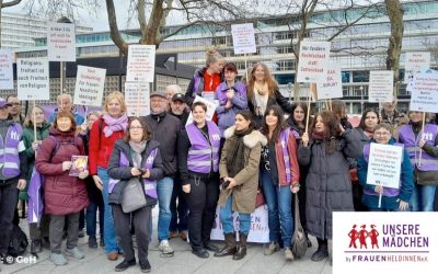 Kundgebung „Freiheit für unsere Mädchen“ am Breitscheidplatz in Berlin